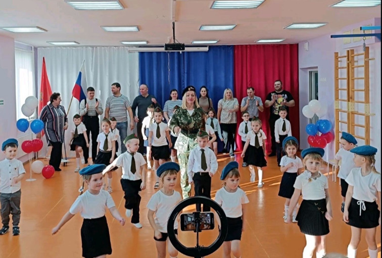 Смотр песни и строя в детском саду Смотр песни и строя в детском саду.